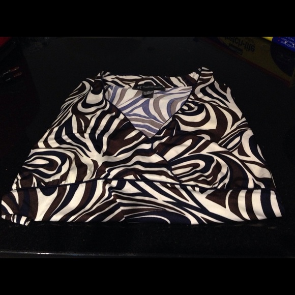 I.N.C- Size M. Sleeveless V neck top. - Picture 2 of 4